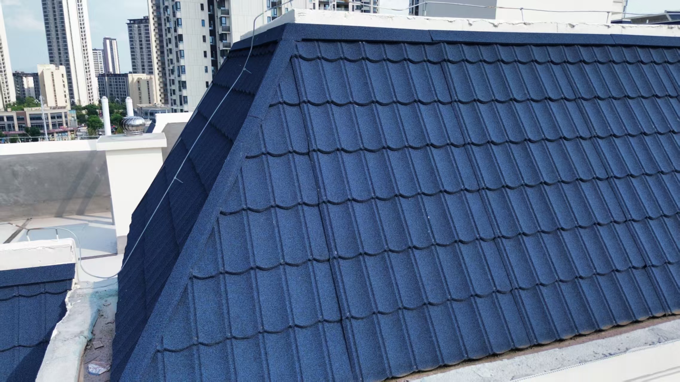 彩石金属瓦别墅打造：兼具美观与耐用的屋面解决方案