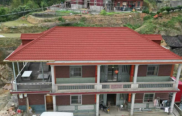 平改坡屋顶如何选择材料？彩石金属瓦是性价比优选！